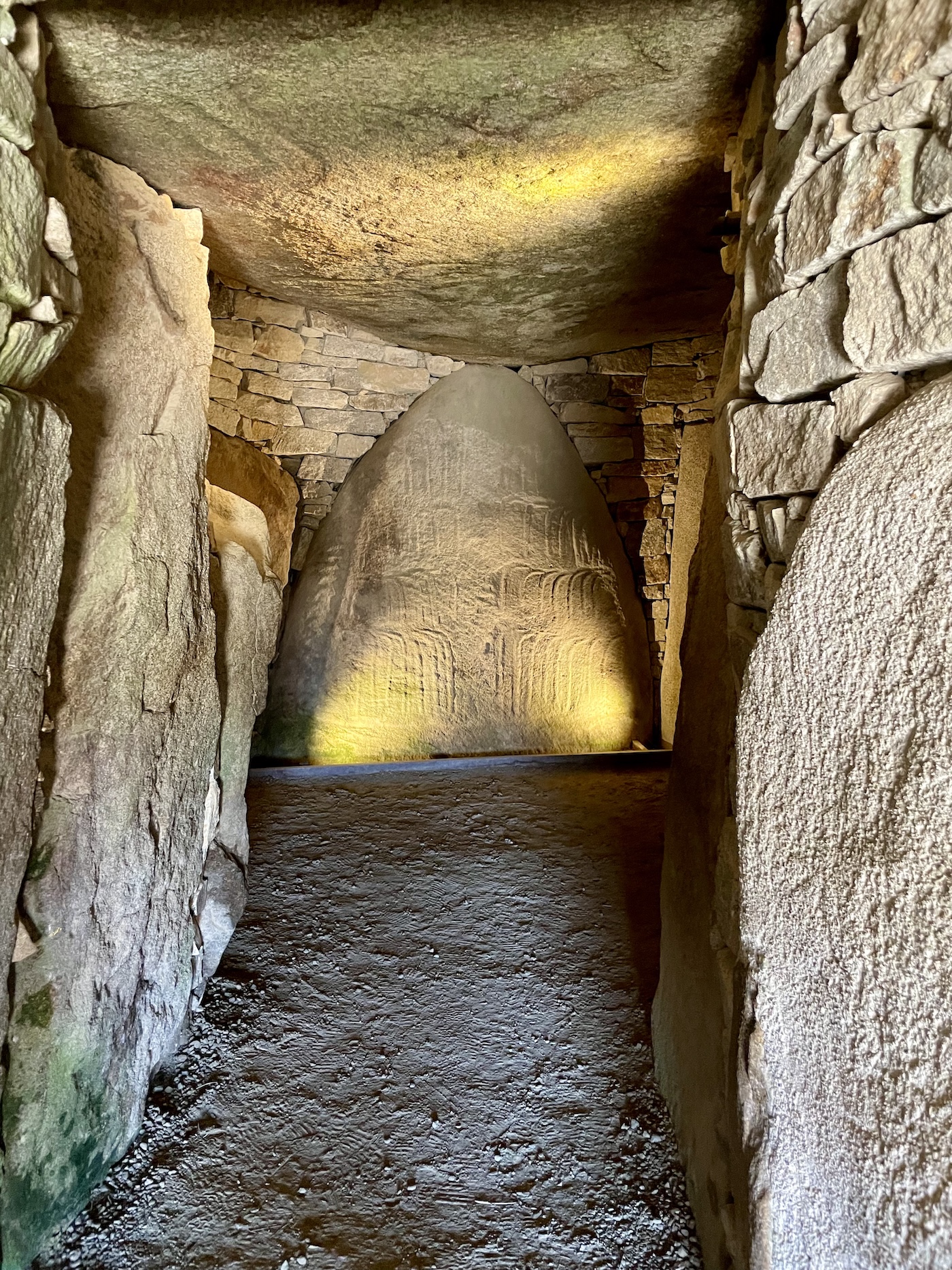 Intérieur d’un cairn à Locmariaquer, couloir de pierre et chambre funéraire